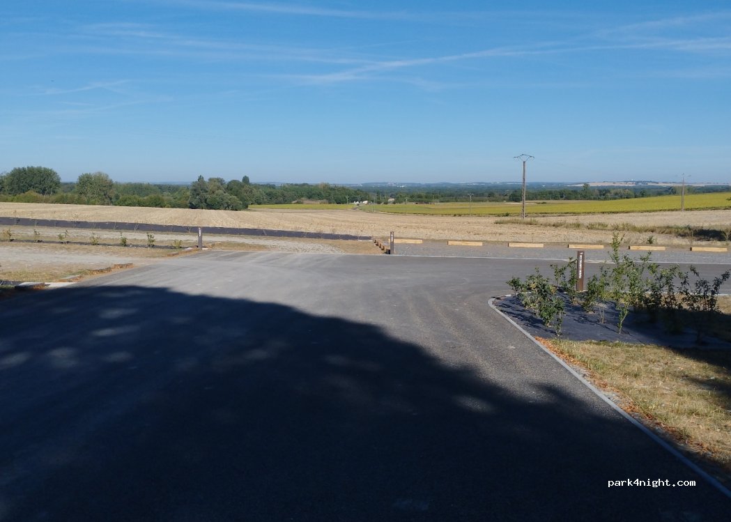 (86420) Monts-sur-Guesnes - 1 Place Frezeau de la Frezellière — foto 2