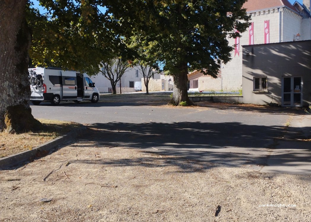 (86420) Monts-sur-Guesnes - 1 Place Frezeau de la Frezellière — foto 3