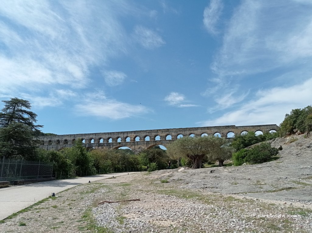 (30210) Remoulins - 24 Avenue du Pont du Gard — foto 2