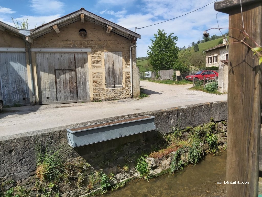 (01150) Vaux-en-Bugey - 211 Quai du Buizin — foto 3