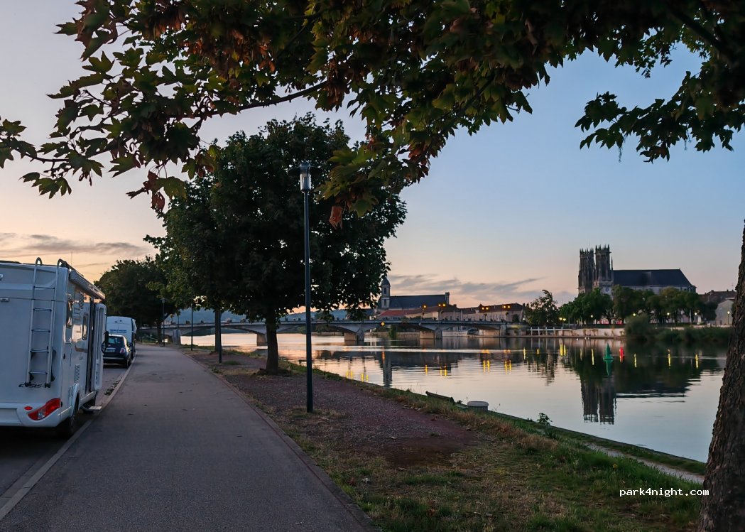(54700) Pont-à-Mousson - 12 Place du Paradis — foto 4