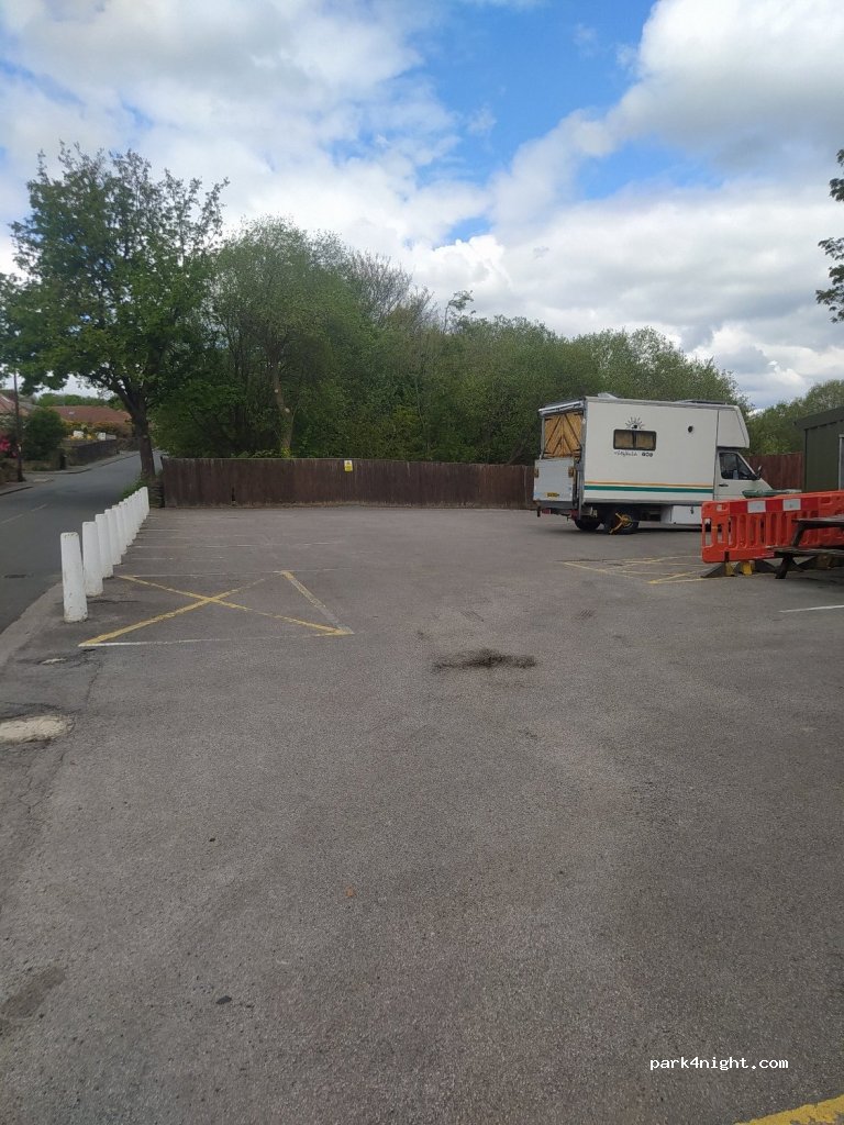 (HD2 2NB)  - 186 Cowcliffe Hill Road — foto