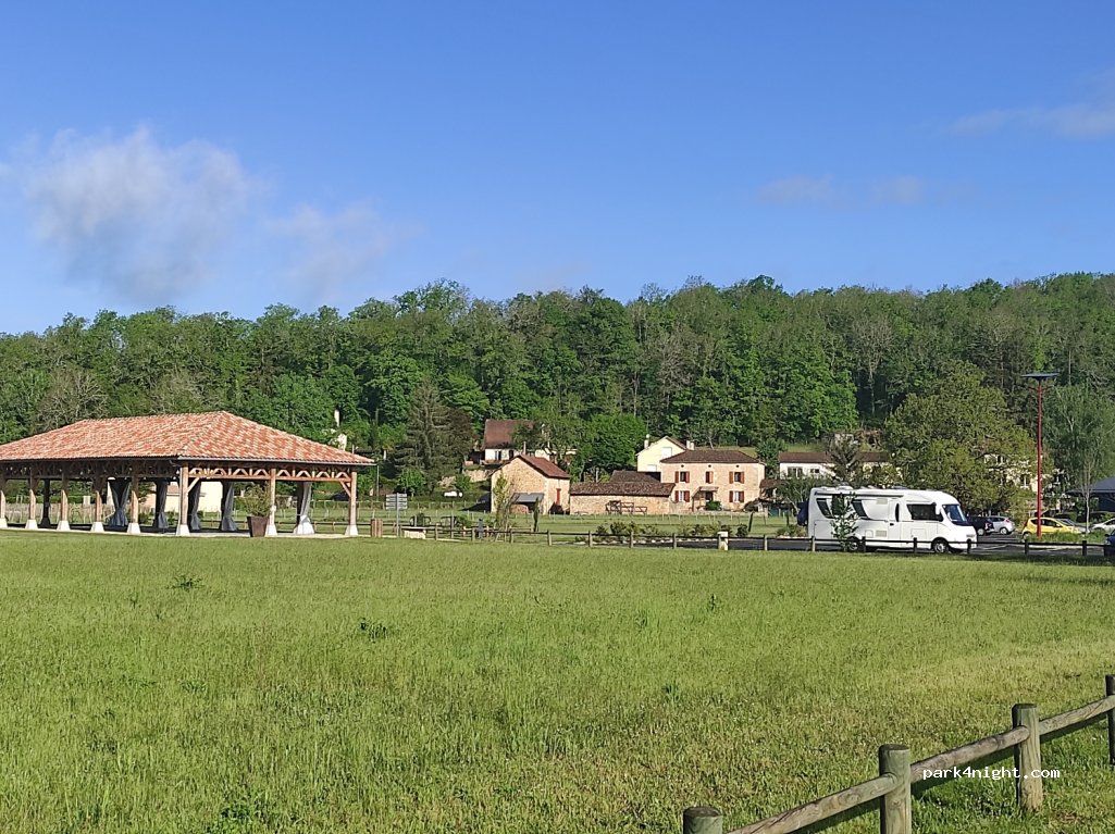 (24420) Savignac-les-Églises - 8 Rue du Pont — foto