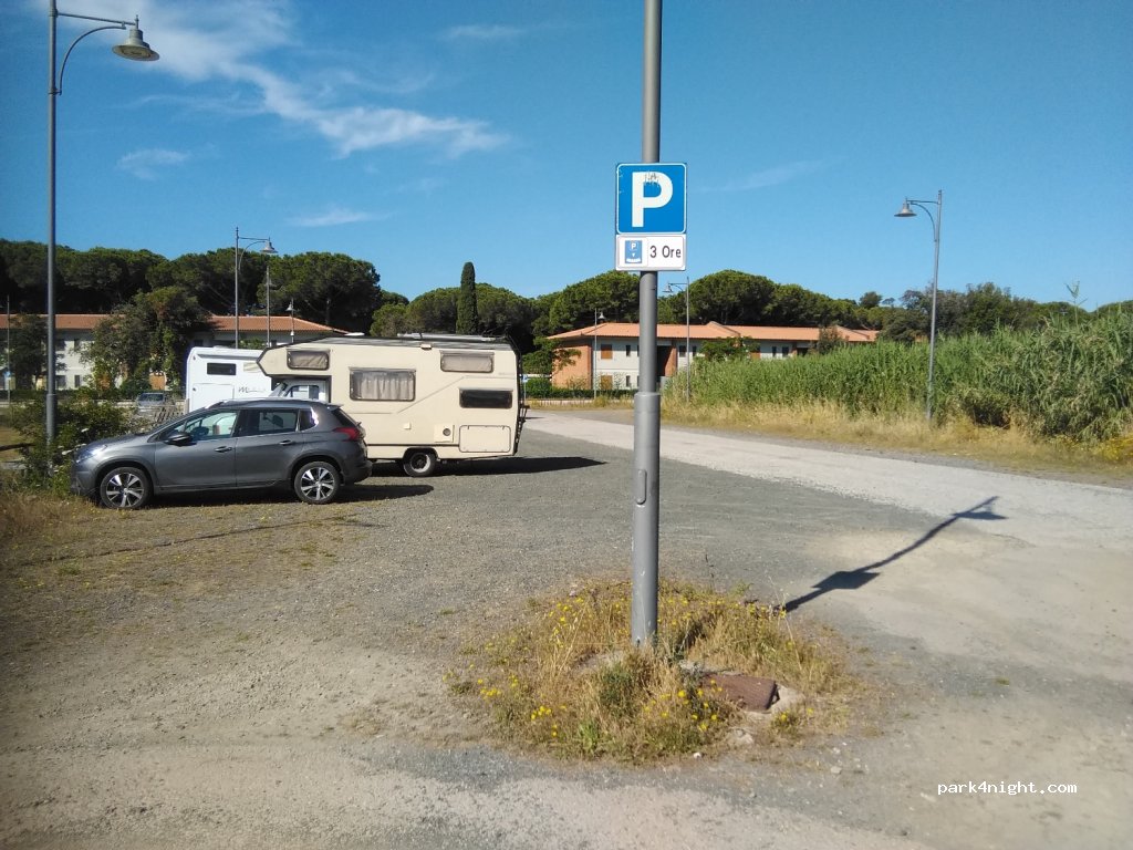 (58022) Follonica - Via Don Sebastiano Leone — foto 3