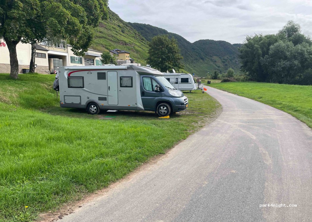 Wohnmobilstellplatz Valwig — foto