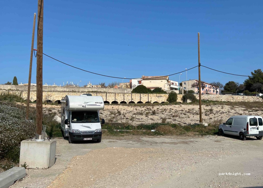 (13500) Martigues - 23 Avenue du Président Kennedy — foto 3