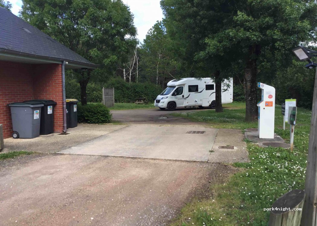 Aire de camping-car Méry-sur-Cher — foto