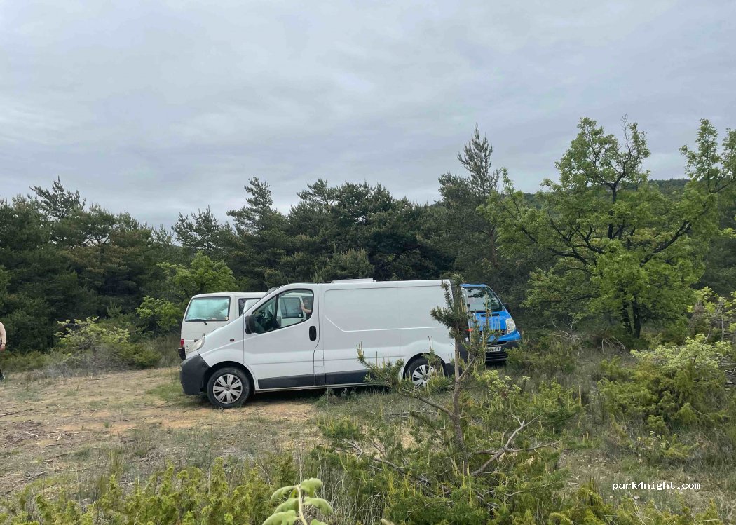 (04110) Sainte-Croix-à-Lauze - Route du Grand Vallat — foto 2