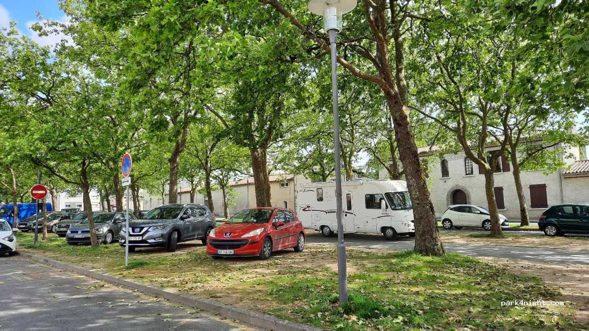 (79300) Bressuire - 5-6 Place Labate — foto 2