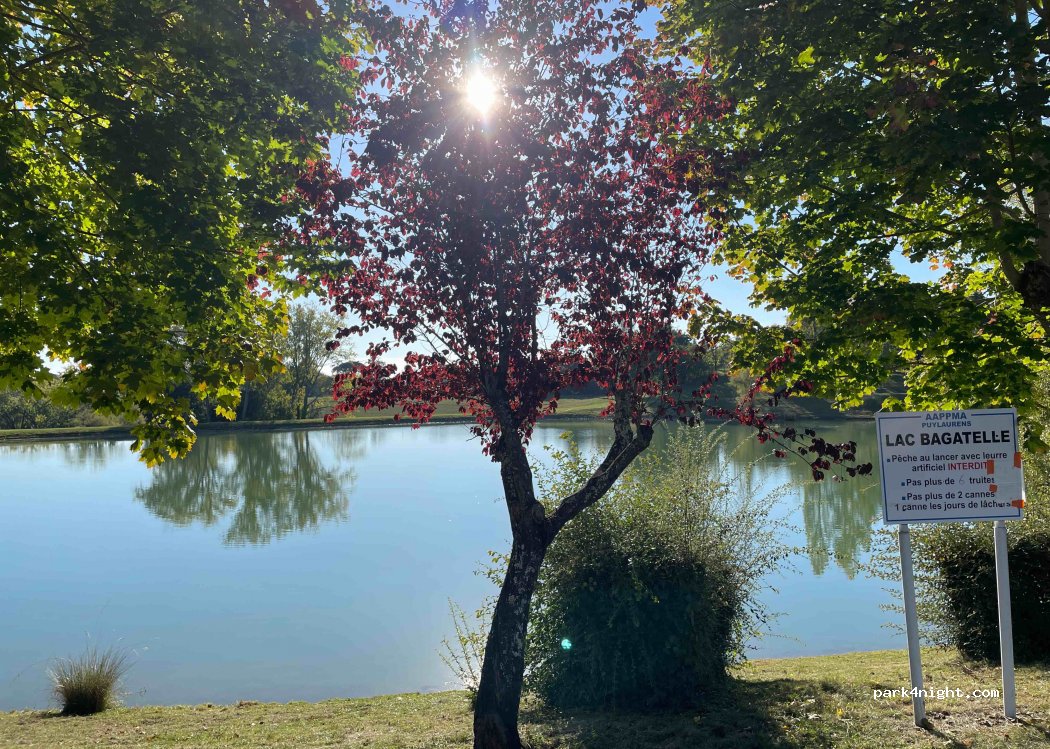 (81700) Puylaurens - Place du Foirail — foto