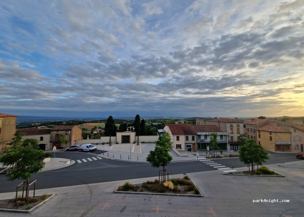 (81700) Puylaurens - Place du Foirail — foto 2