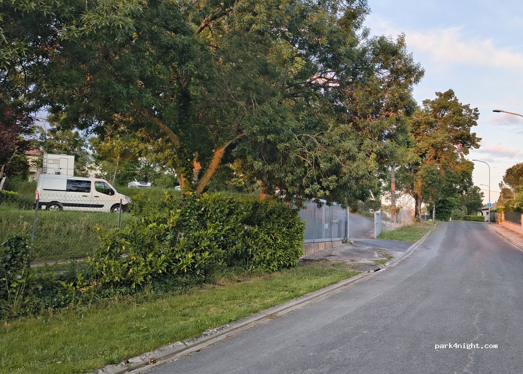 (81700) Puylaurens - Place du Foirail — foto 4