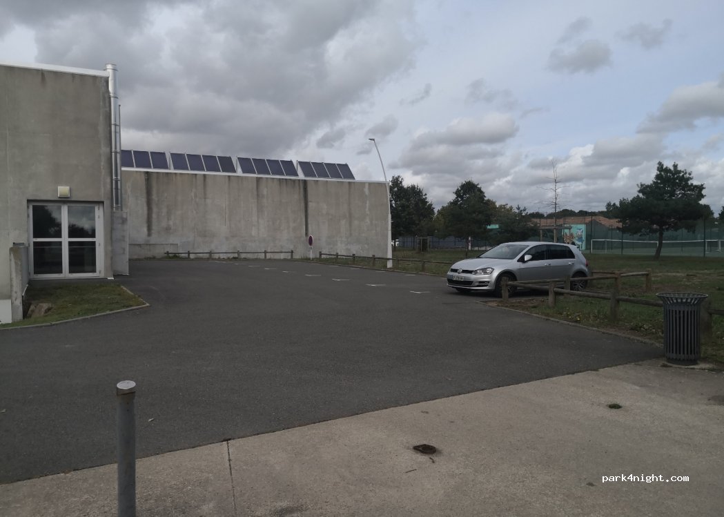 (85180) Les Sables-d'Olonne - Allée du Parc de Coubertin — foto