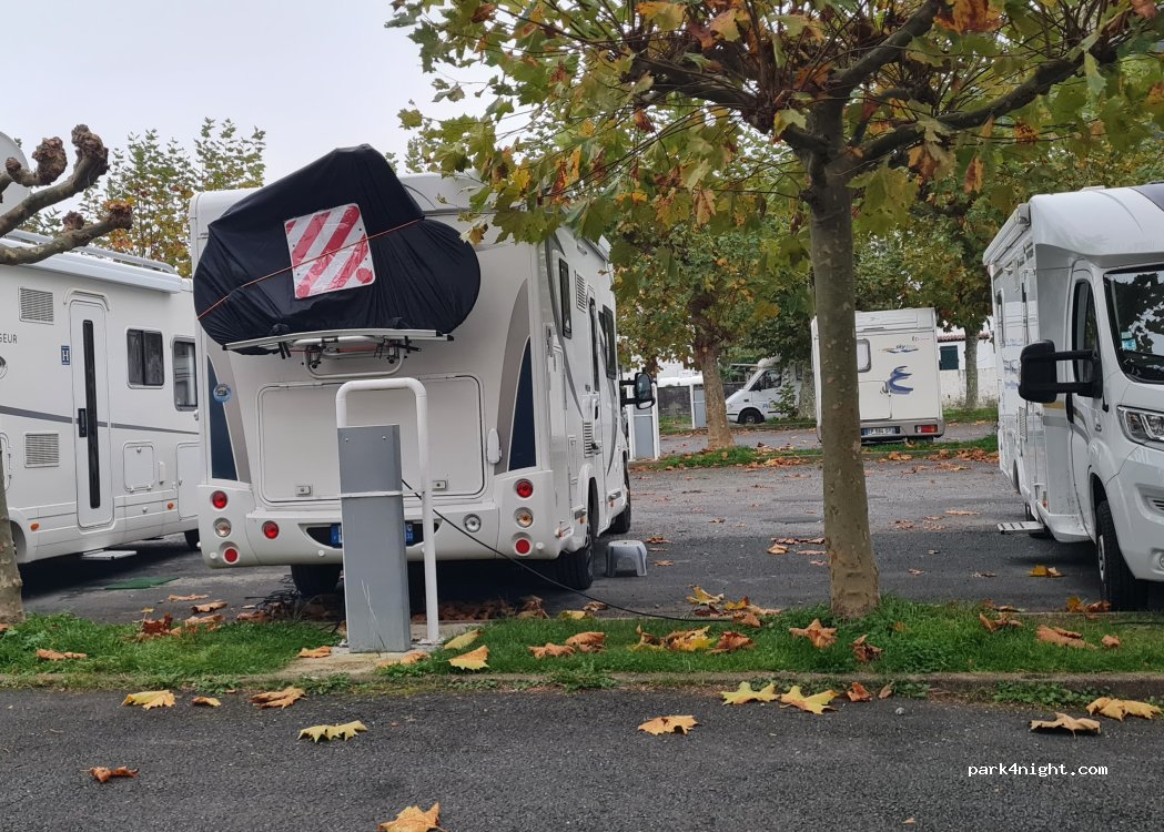 (64220) Saint-Jean-Pied-de-Port - Place St Laurent — foto 5