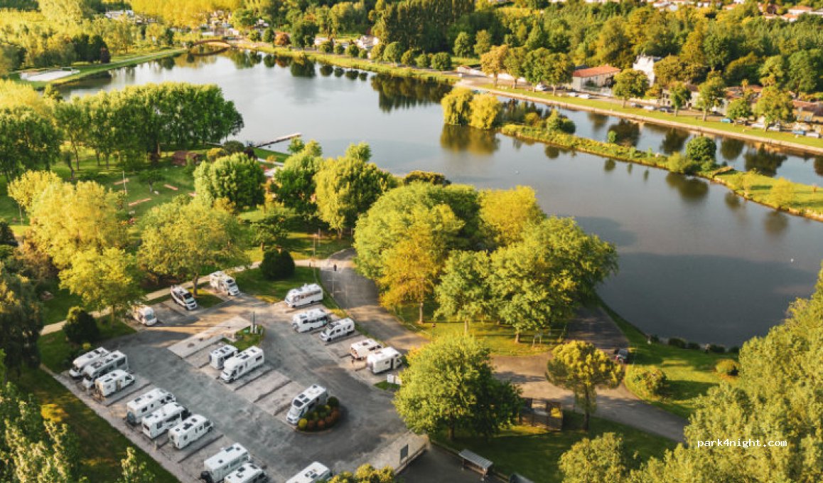 Aire de camping-car park de Saint-Jean-d'Angély, Pan d'eau de Bernouët (Charente Maritime) — foto 2