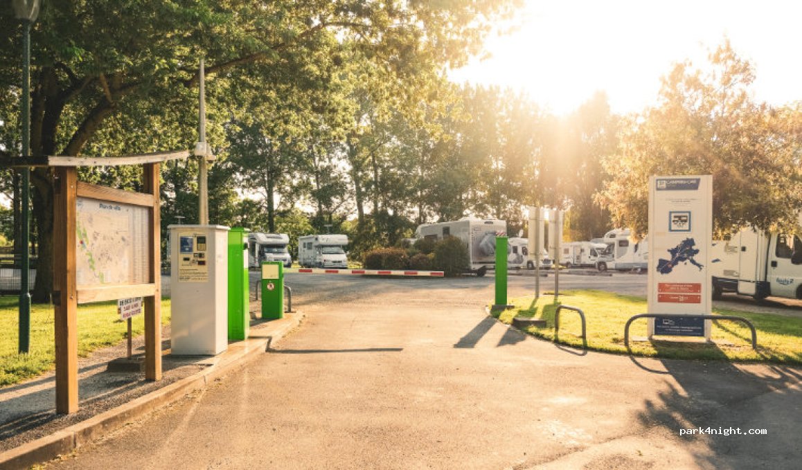 Aire de camping-car park de Saint-Jean-d'Angély, Pan d'eau de Bernouët (Charente Maritime) — foto 4