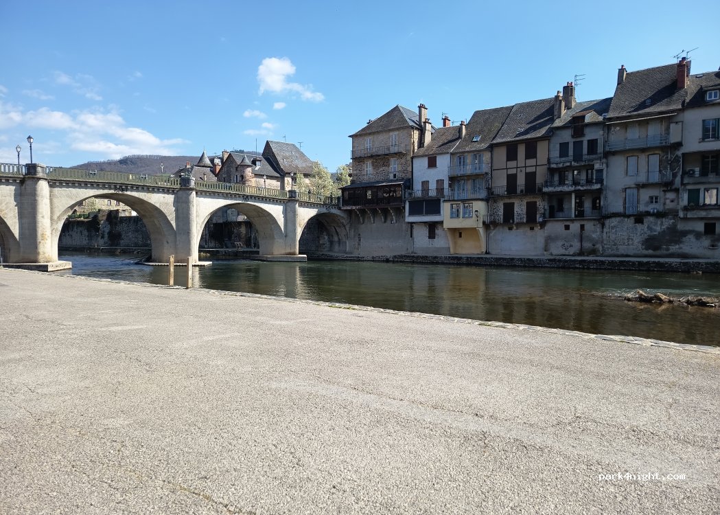 (12130) Saint Geniez d'Olt et d'Aubrac - 11 Place de la Halle — foto