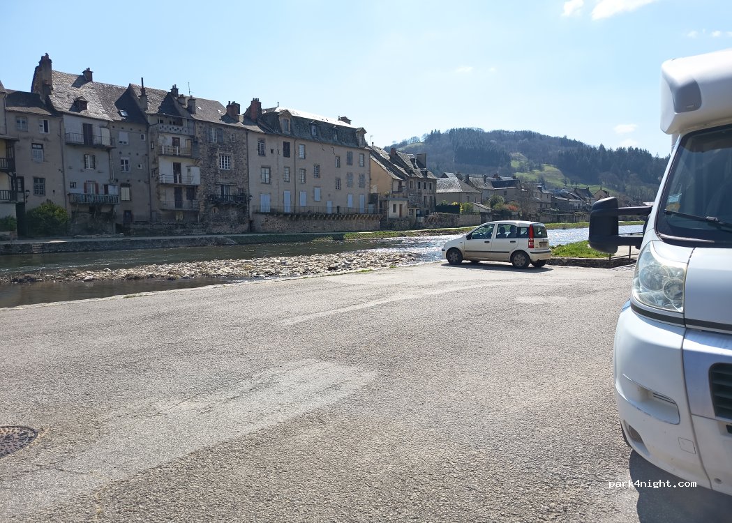 (12130) Saint Geniez d'Olt et d'Aubrac - 11 Place de la Halle — foto 2