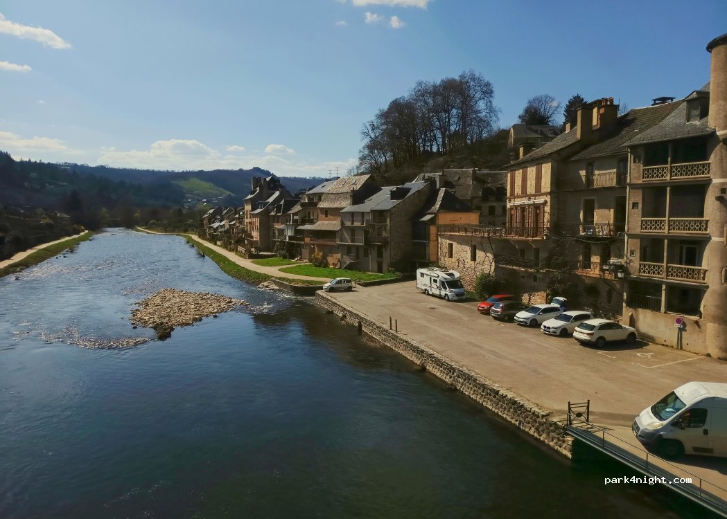 (12130) Saint Geniez d'Olt et d'Aubrac - 11 Place de la Halle — foto 3