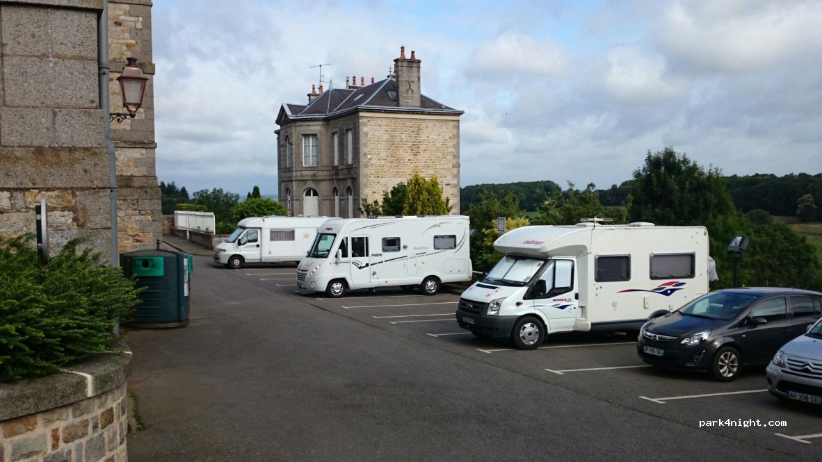 (61700) Domfront - 6 Place de la Roirie — foto
