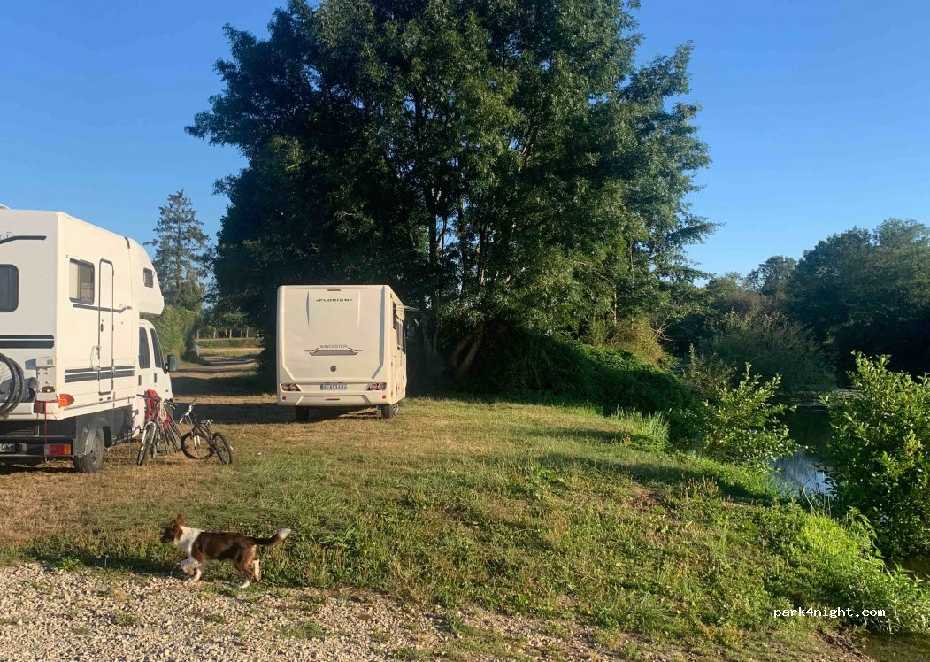 (72380) Montbizot - unnamed road — foto