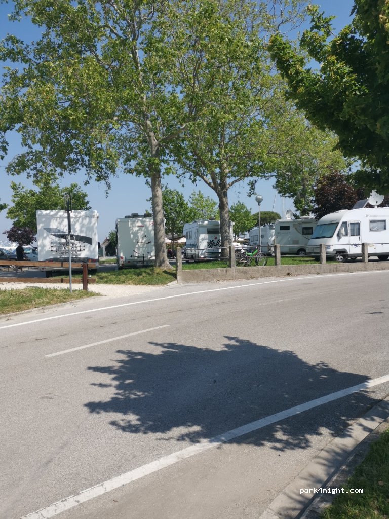 (33054) Lignano Sabbiadoro - 27 Via Lungolaguna Trento — foto 2