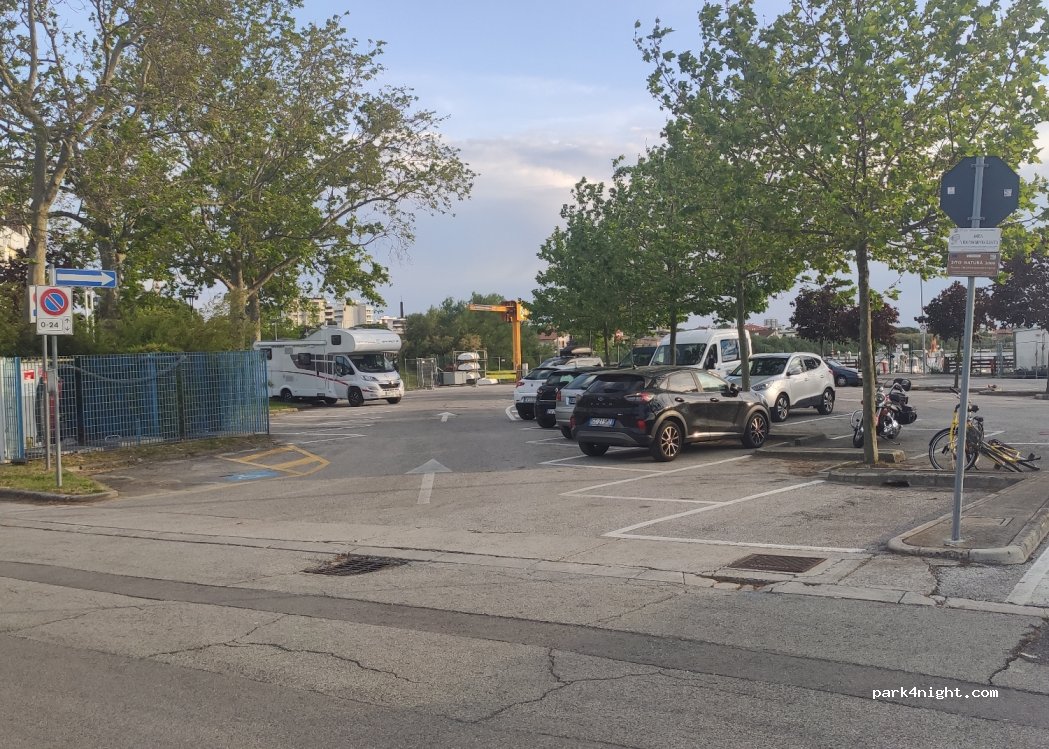 (33054) Lignano Sabbiadoro - 27 Via Lungolaguna Trento — foto 3