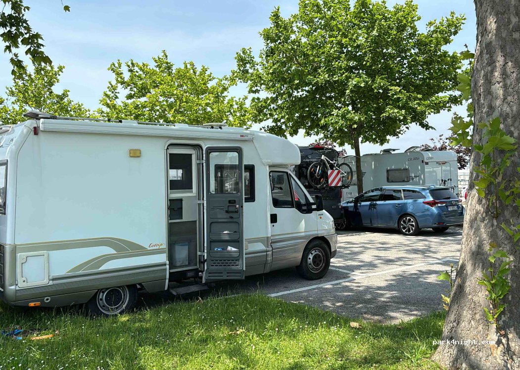 (33054) Lignano Sabbiadoro - 27 Via Lungolaguna Trento — foto 4