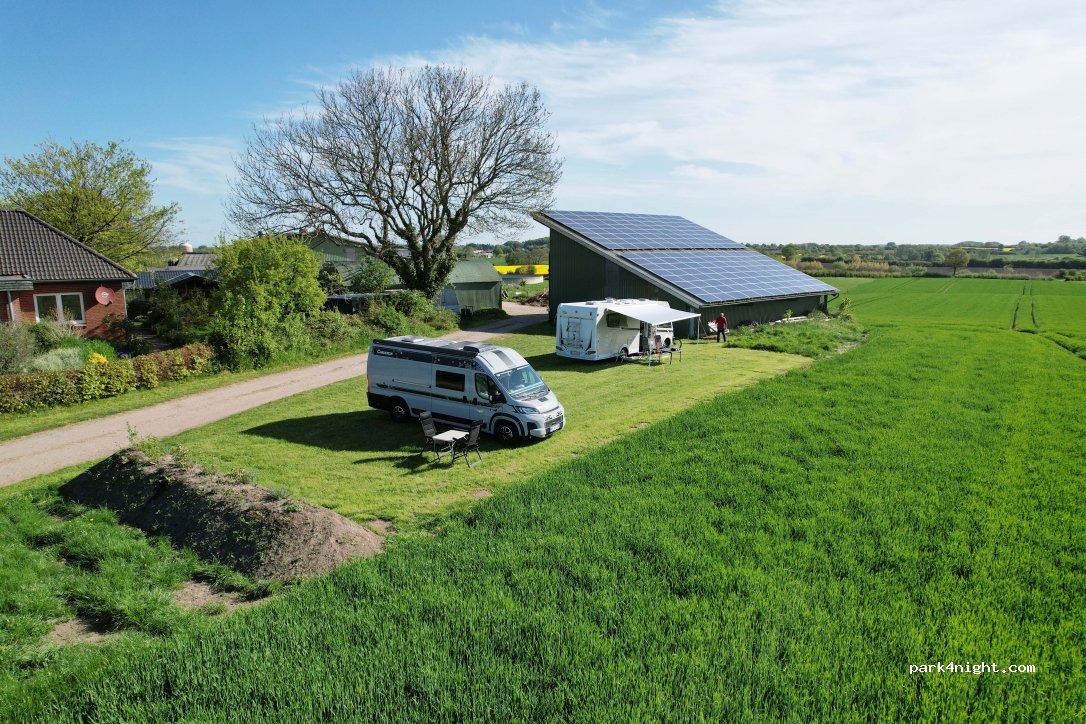 Campingwiese am Feldrand I Hof Wöhlk — foto