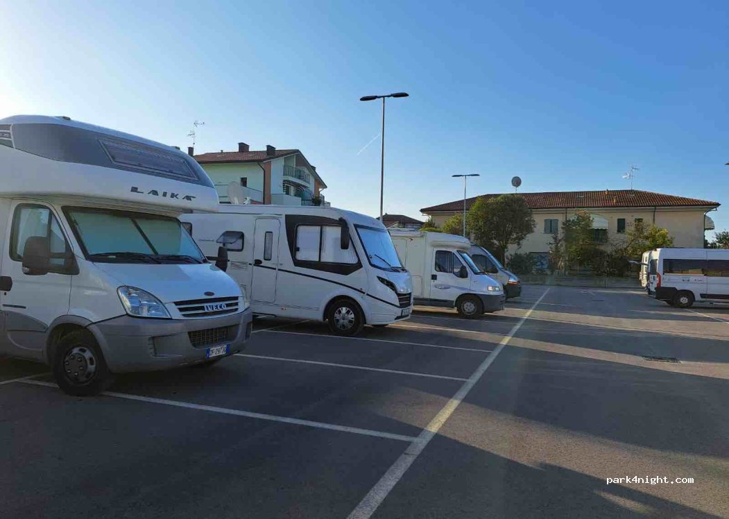 (48015) Cervia - Via Martiri Fantini — foto 3
