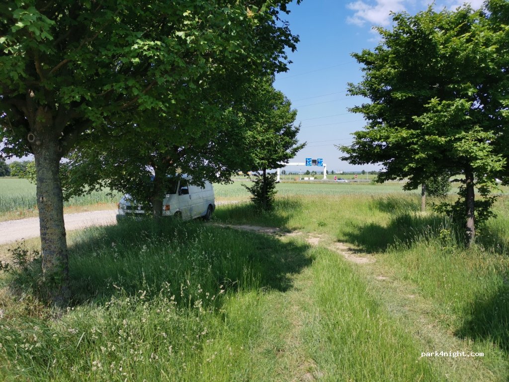 (2320) Schwechat - 80 B10 — foto