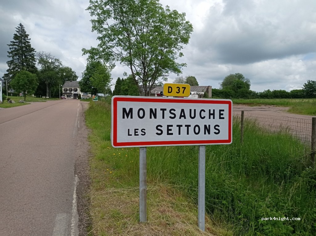 (58230) Montsauche-les-Settons - 1412 Place Marcel Mariller — foto
