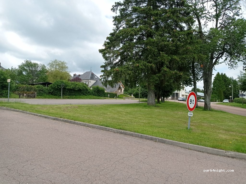(58230) Montsauche-les-Settons - 1412 Place Marcel Mariller — foto 2