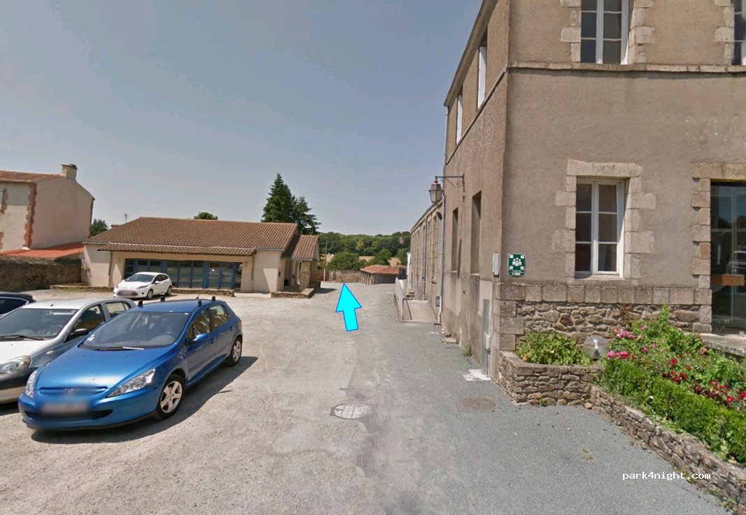 (85700) La Flocellière - 6 Place Marquis de Surgeres — foto