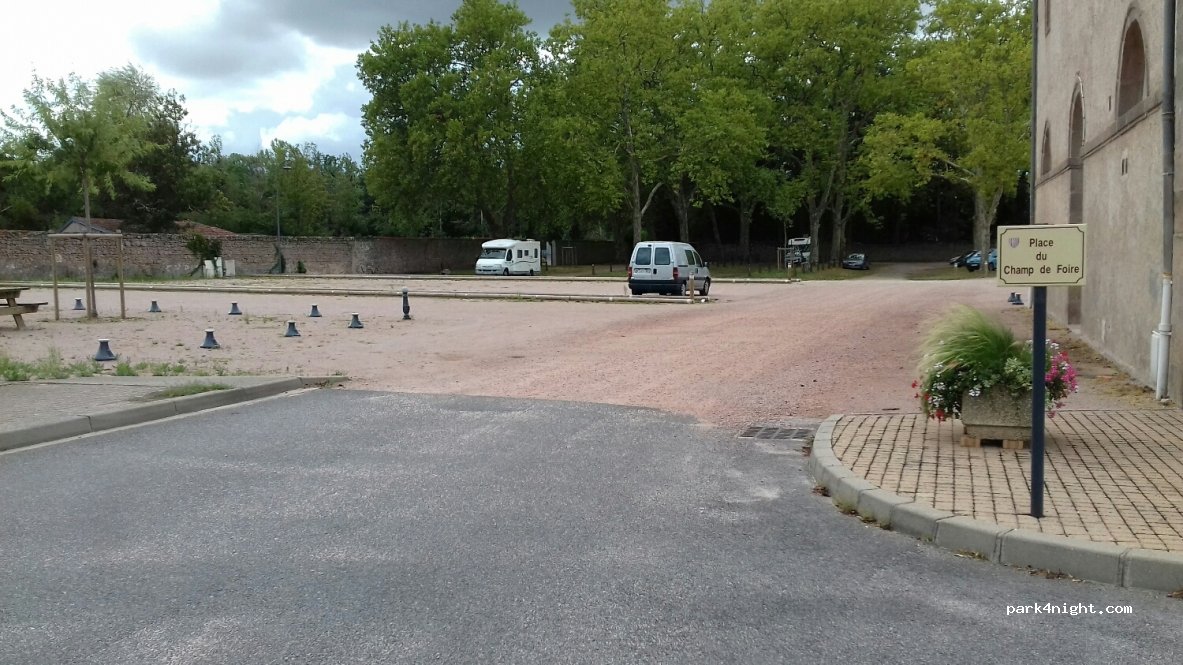 (03120) Lapalisse - 2 Boulevard de L Hôtel de ville — foto 2