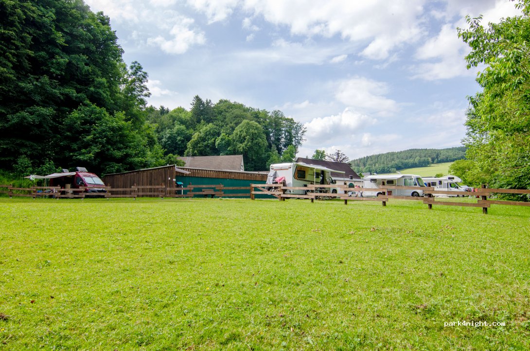 Naturnahe Wohnmobilstellplätze auf dem Ferienhof Verse im Sauerland. — foto 2