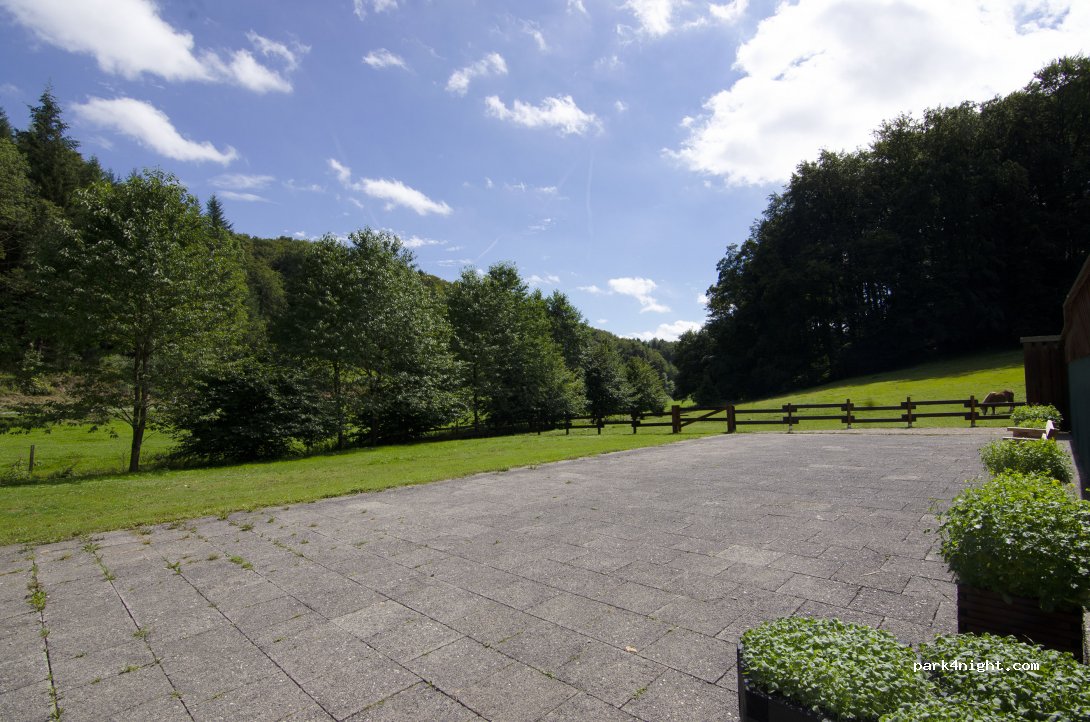 Naturnahe Wohnmobilstellplätze auf dem Ferienhof Verse im Sauerland. — foto 3