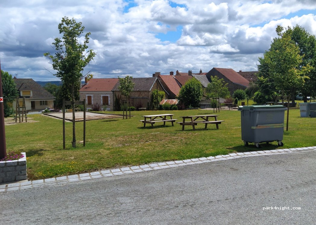 (23700) Rougnat - 2 Place de la Mairie — foto