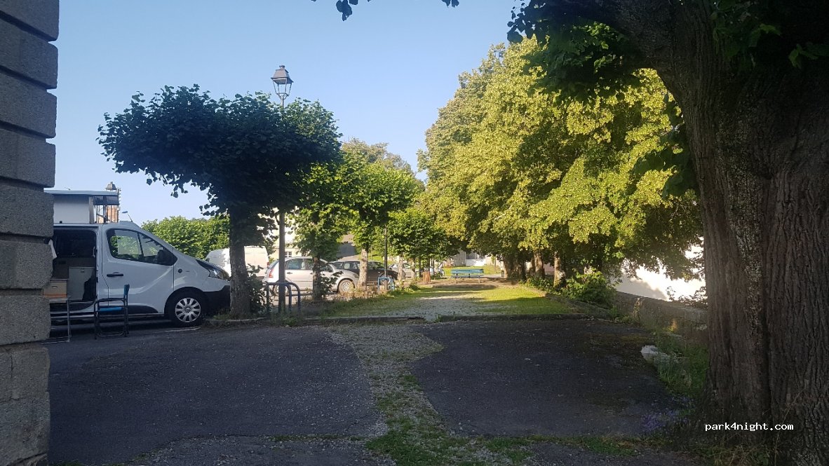 (23200) Aubusson - Place de l'église — foto 2