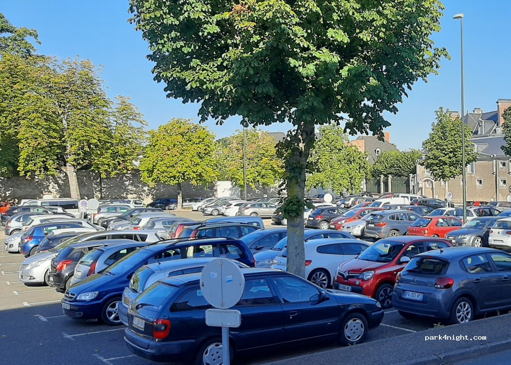 (53000) Laval - 9 Place de Hercé — foto