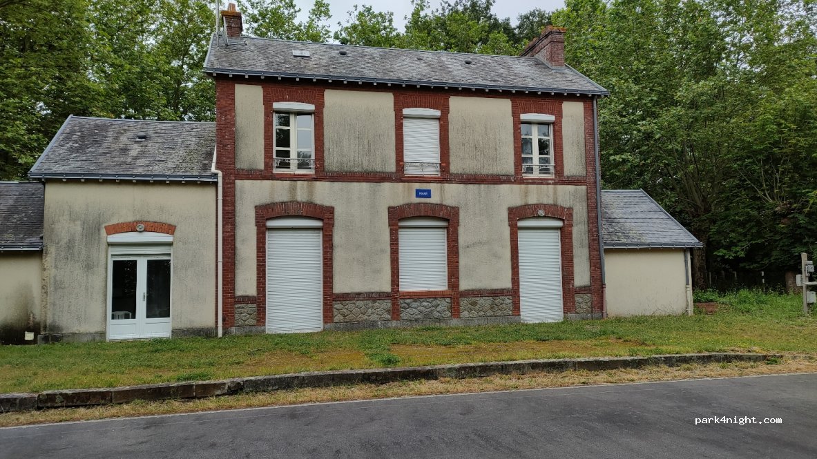 (44660) Rouge - 6507 Rue de la Gare — foto