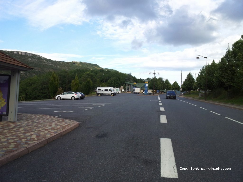 (12250) Roquefort-sur-Soulzon - Avenue de Lauras — foto