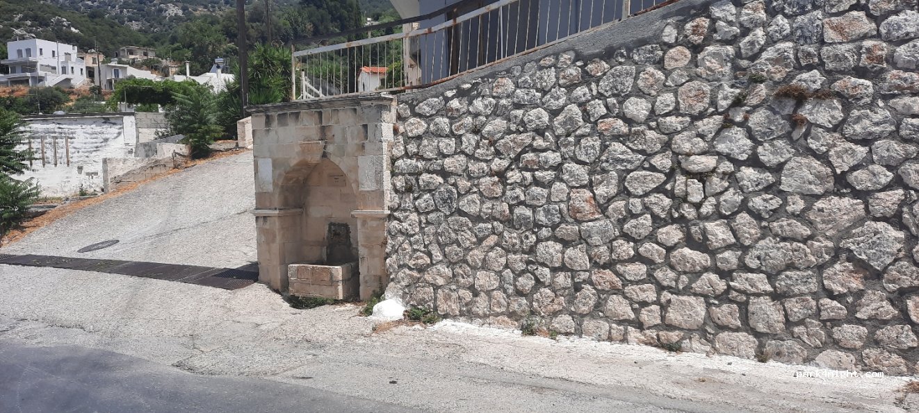 (700 04) Pefkos - Eparchiaki Odos Kallonis - Gdochia — foto
