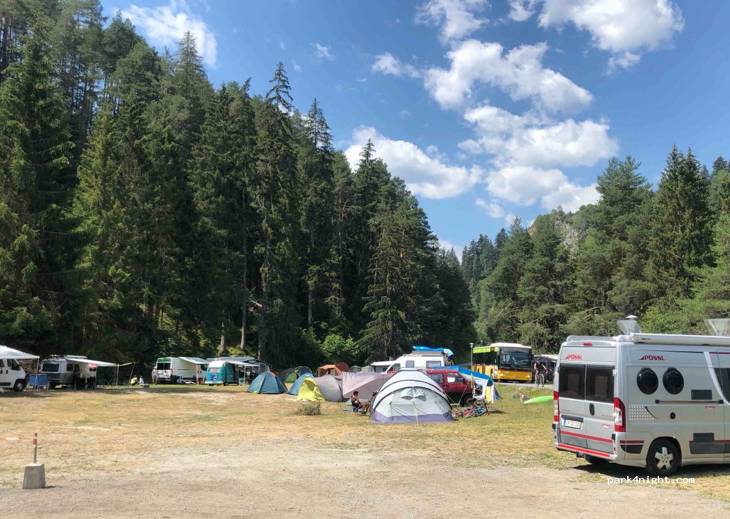 Wohnmobil- und Wohnwagenstellplatz — foto