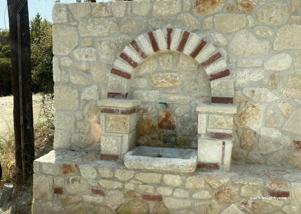 (630 85) Pefkochori - Unnamed Road — foto
