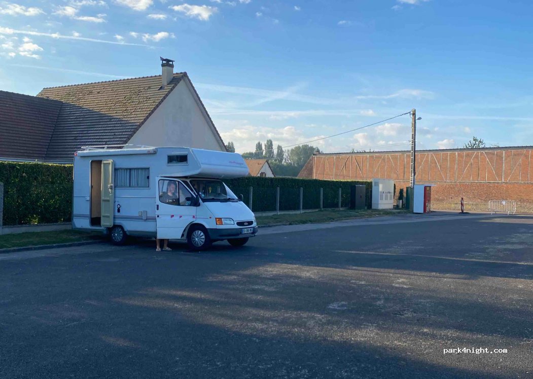 (27520) Berville-en-Roumois - 65 Route du Val — foto