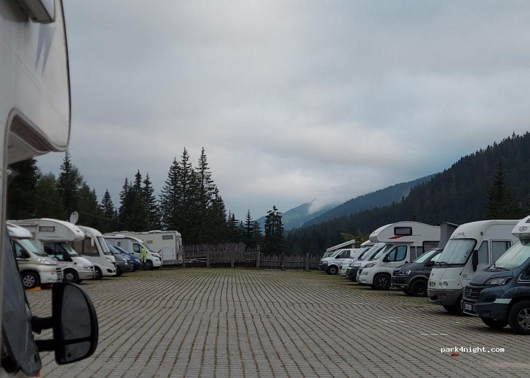 Parkplatz caravan sexten — foto