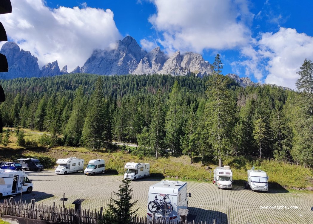 Parkplatz caravan sexten — foto 2