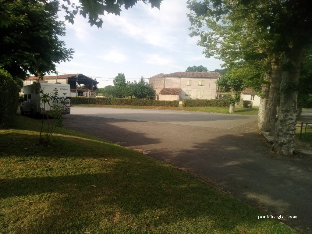 (31260) Montsaunès - 4 Place du Pré Commun — foto