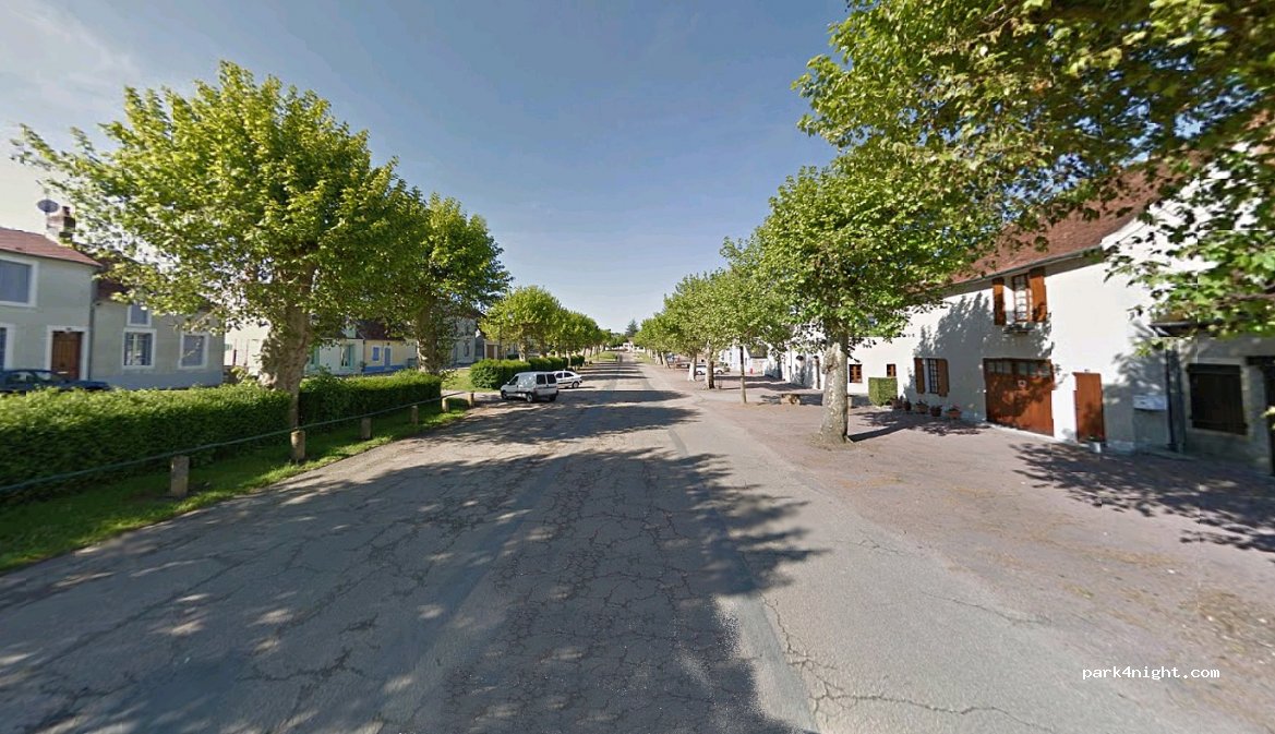 (03360) Ainay-le-Château - 5 Place du Champ de Foire — foto 2